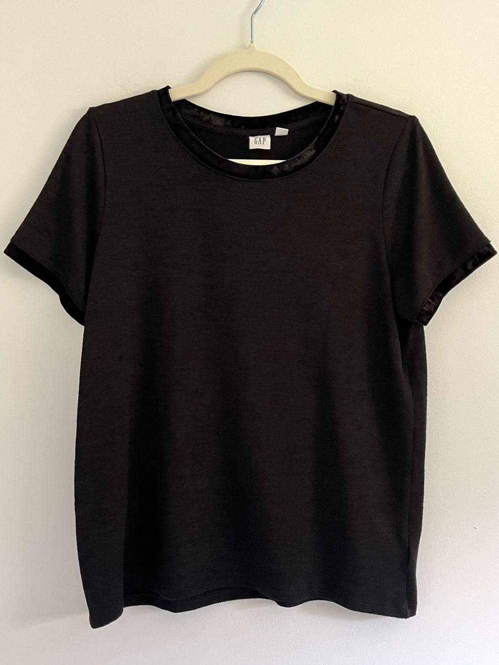 Gap Black Velvet-Trim Softspun Crewneck T-Shirt Casual Minimalist Dark Academia